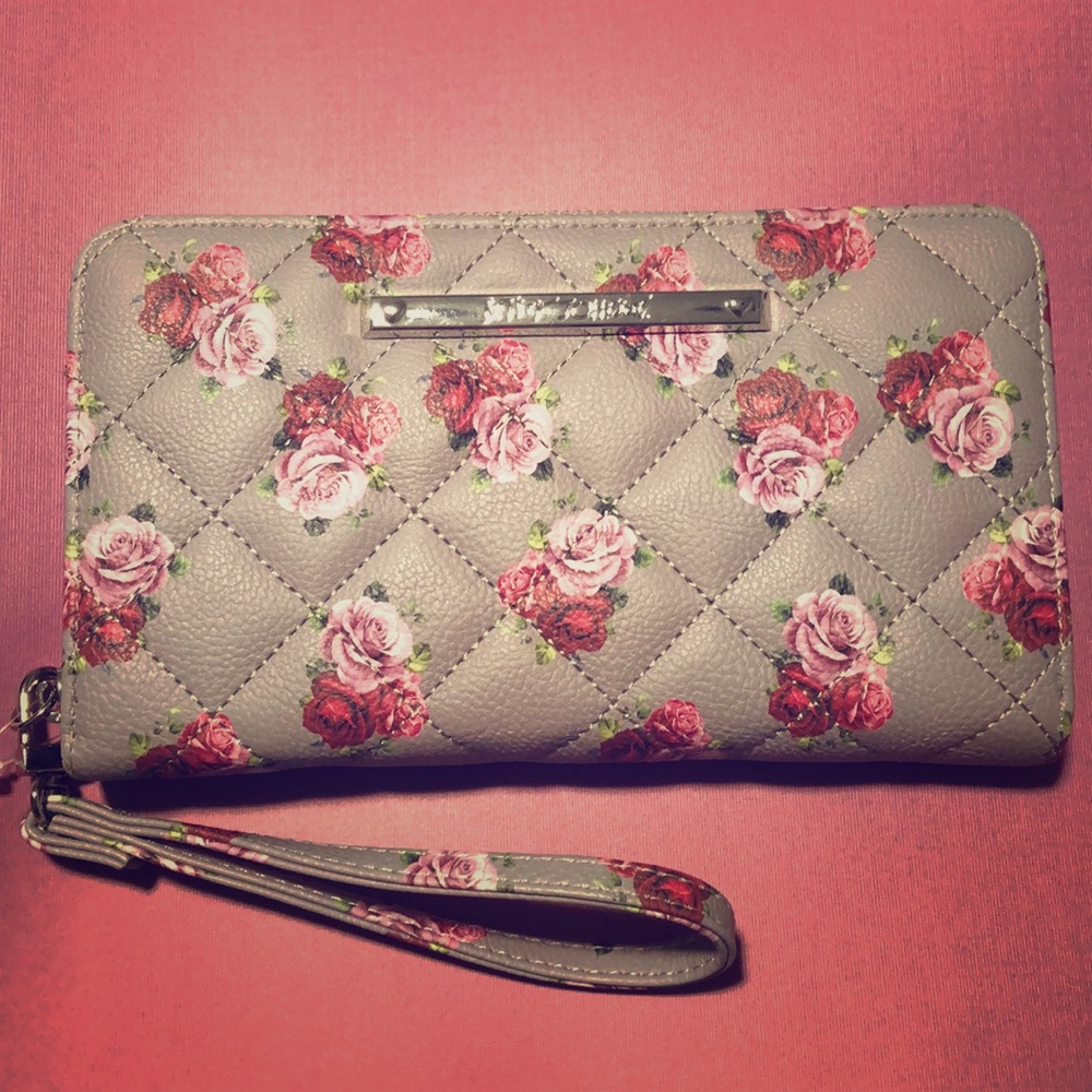 ⭐️NWT Betsey Johnson Rose Printed Zip Wallet⭐️